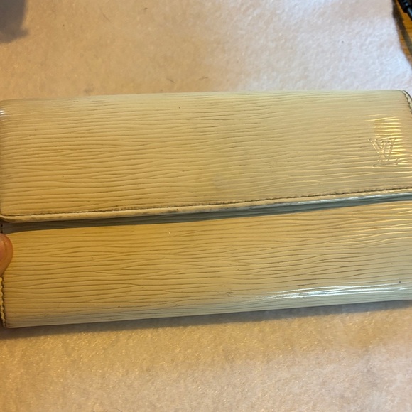 Louis Vuitton Epi Cream wallet snap is loose - Picture 1 of 17